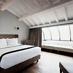 The Corner فندق 4*